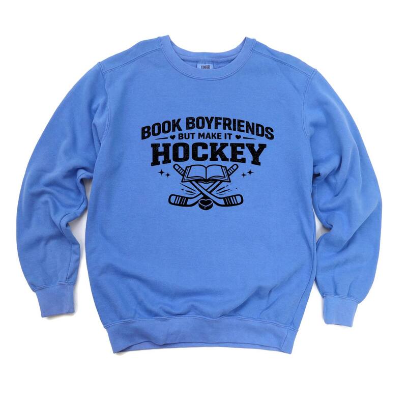 Simply Sage Market レディース トップス ティーシャツ 流汗 グラフィック Simply Sage Market Book Boyfriends But Make It Hockey - Women\u0027s Garment Dyed Graphic Sweatshirt Flo Blue 青色 レディースファッション-Tシャツ・カットソー-トップス