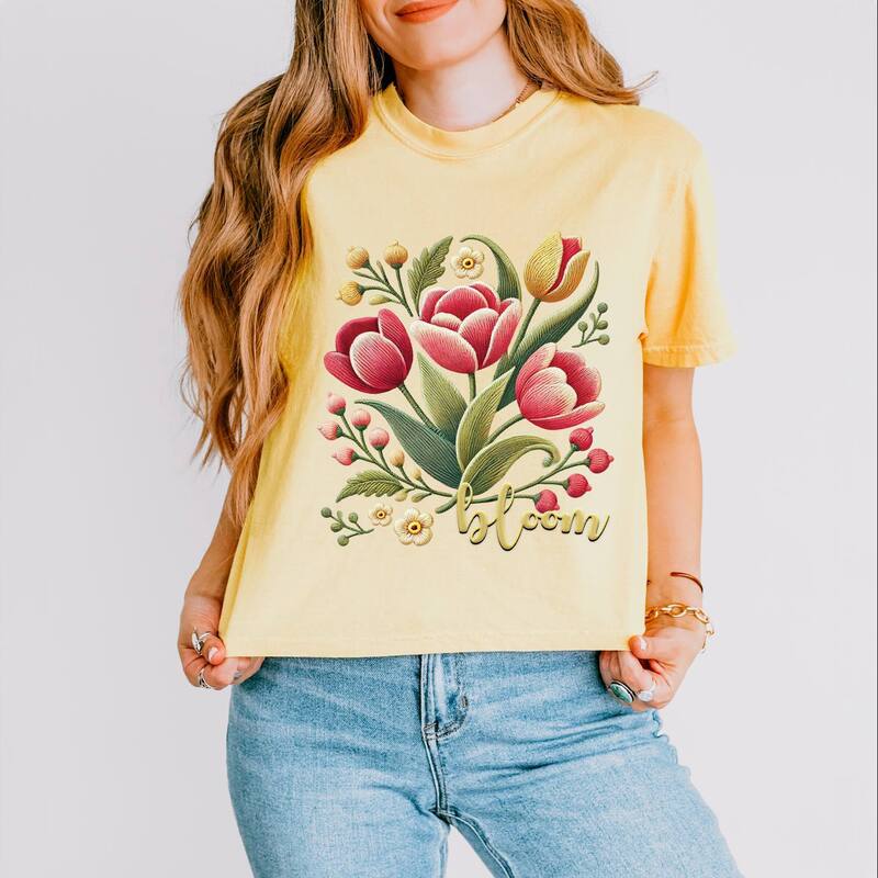 Simply Sage Market レディース トップス Tシャツ グラフィック Simply Sage Market Bloom Tulips Faux Texture - Women's Boxy Crop Top Graphic T-Shirt Butter｜ReVida 店 7,860円