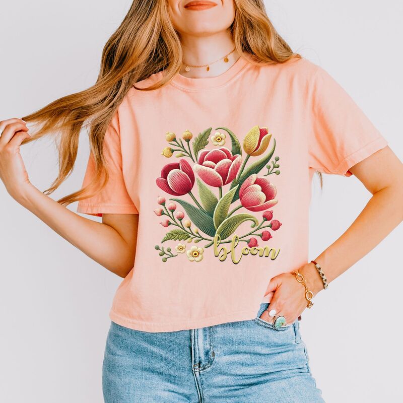 Simply Sage Market レディース トップス ティーシャツ グラフィック Simply Sage Market Bloom Tulips Faux Texture - Women\u0027s Boxy Crop Top Graphic T-Shirt Peachy Tシャツ・カットソー-レディースファッション-トップス