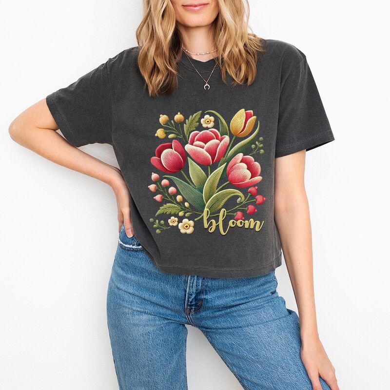 Simply Sage Market レディース トップス Tシャツ グラフィック Simply Sage Market Bloom Tulips Faux Texture - Women's Boxy Crop Top Graphic T-Shirt Pepper｜ReVida 店