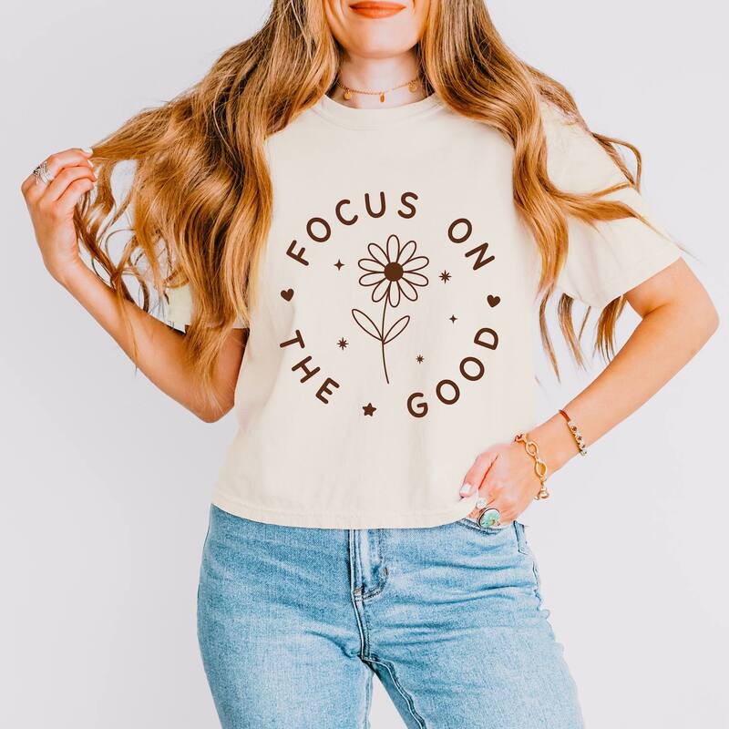 Simply Sage Market レディース トップス ティーシャツ グラフィック Simply Sage Market Focus On The Goodaisy - Women\u0027s Boxy Crop Top Graphic T-Shirt Ivory 象牙色 レディースファッション-トップス-Tシャツ・カットソー