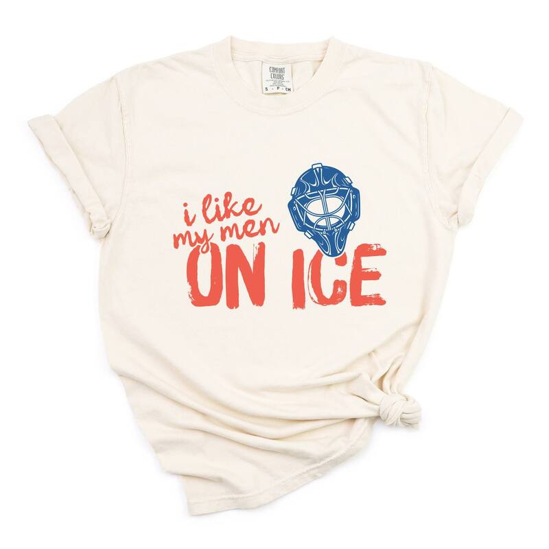 Simply Sage Market レディース トップス ティーシャツ グラフィック Simply Sage Market I Like My Men On Ice - Women\u0027s Garment Dyed Graphic T-Shirt Ivory 象牙色 トップス-レディースファッション