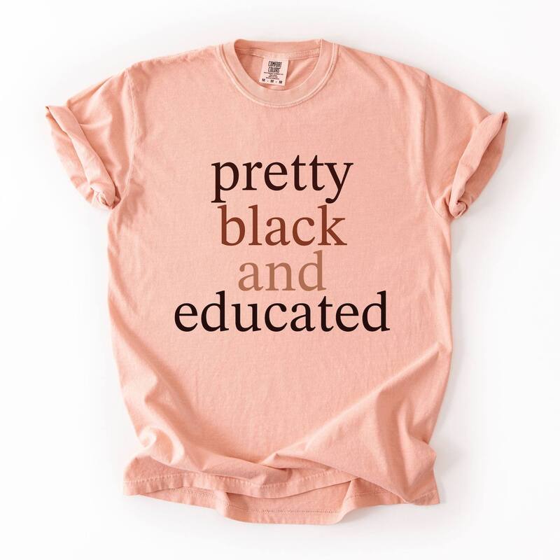 Simply Sage Market レディース トップス ティーシャツ グラフィック Simply Sage Market Pretty Black and Educated - Women\u0027s Garment Dyed Graphic T-Shirt Peachy 黒いこと Tシャツ・カットソー-トップス-レディースファッション