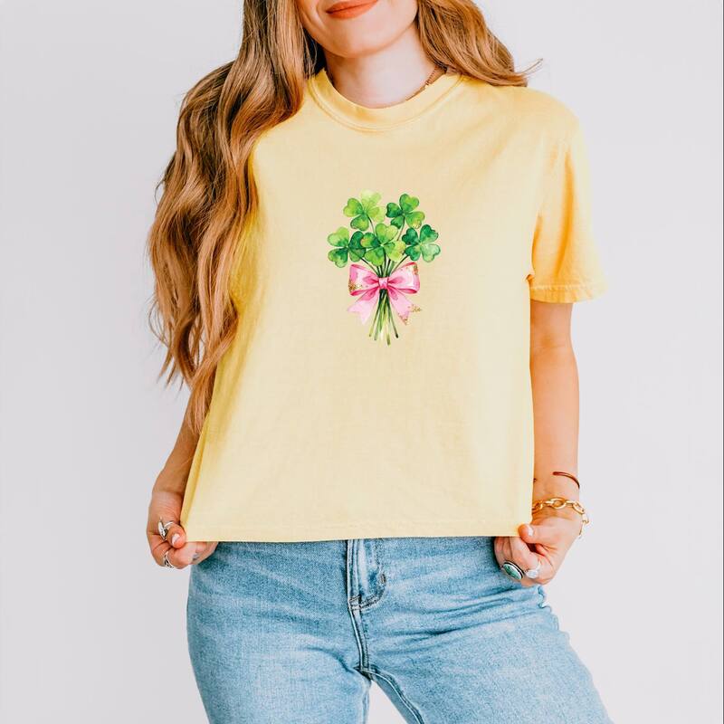 Simply Sage Market レディース トップス ティーシャツ グラフィック Simply Sage Market Clover Watercolor Bouquet - Women\u0027s Boxy Crop Top Graphic T-Shirt Butter トップス-Tシャツ・カットソー-レディースファッション