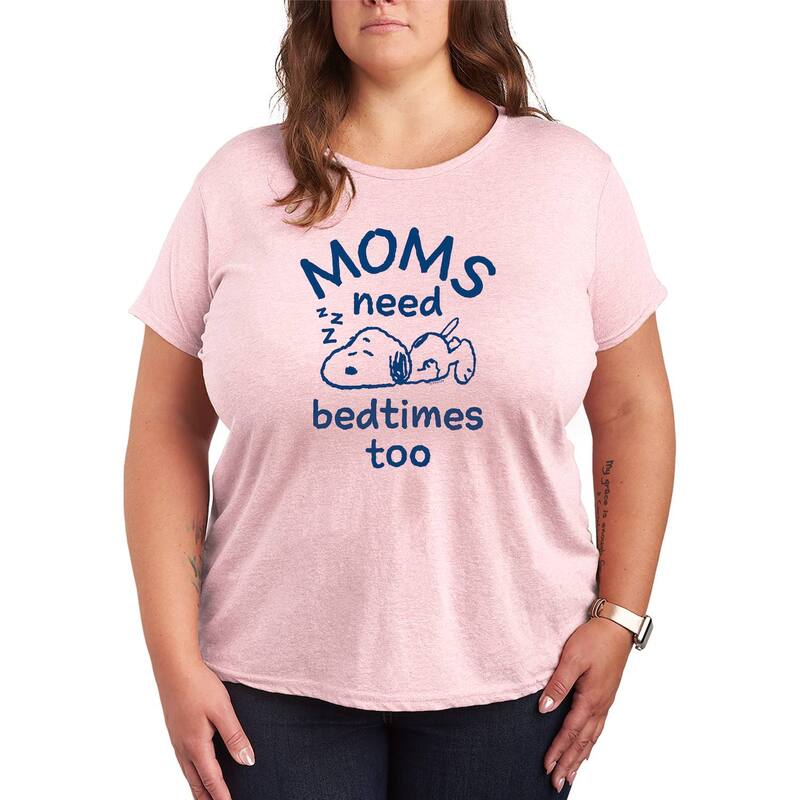 アニメキャラクター レディース トップス Tシャツ プラスサイズ グラフィック Licensed Character Plusize Peanutsnoopy Moms Need Bedtimes Too Graphic Tee Heather Pink ヘザー