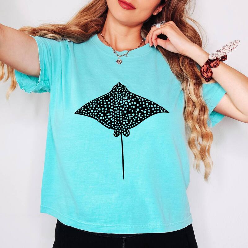 Simply Sage Market レディース トップス ティーシャツ グラフィック Simply Sage Market Spotted Stingray - Women\u0027s Boxy Crop Top Graphic T-Shirt Chalky Mint ペパーミント Tシャツ・カットソー-レディースファッション-トップス