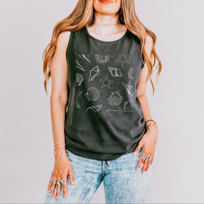 Simply Sage Market レディース トップス Tシャツ グラフィック Simply Sage Market Seashellsquare - Women's Garment Dyed Graphic Tank Topepper｜ReVida 店