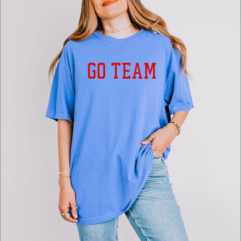 Simply Sage Market レディース トップス ティーシャツ グラフィック Simply Sage Market Go Team Varsity - Women\u0027s Garment Dyed Graphic T-Shirt Flo Blue 青色 トップス-レディースファッション-Tシャツ・カットソー