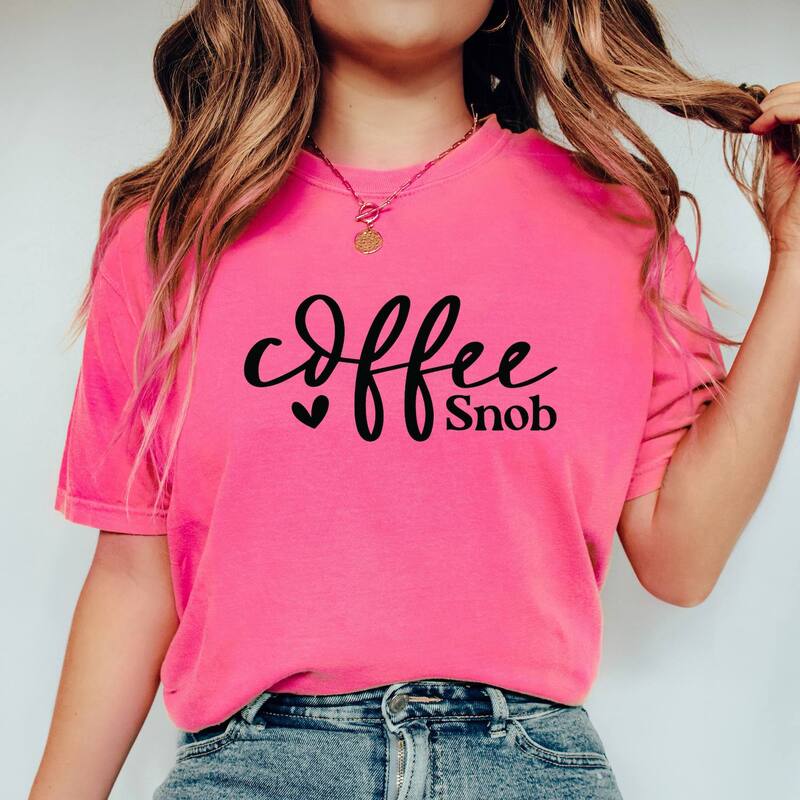 Simply Sage Market レディース トップス ティーシャツ グラフィック Simply Sage Market Coffee Snob Cursive - Women\u0027s Garment Dyed Graphic T-Shirt Crunchberry 珈琲 トップス-Tシャツ・カットソー-レディースファッション