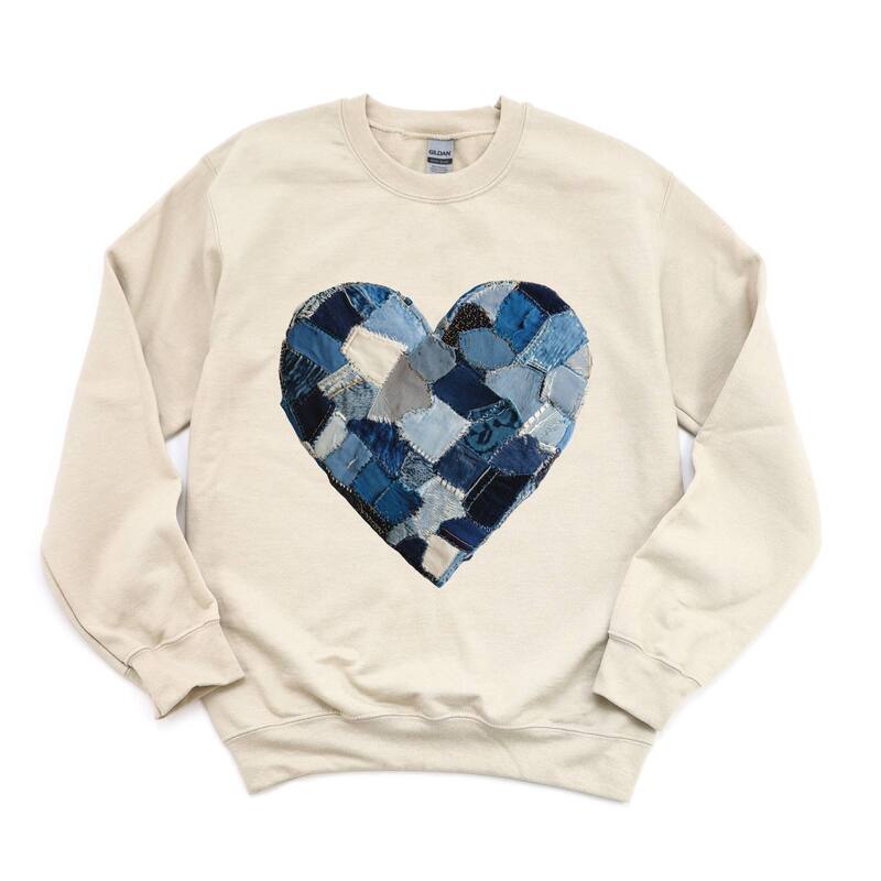 Simply Sage Market レディース トップス Tシャツ プリント スウェット グラフィック Simply Sage Market Demin Heart Print - Women's Graphic Sweatshirt Dust|ReVida 店