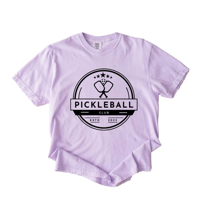 Simply Sage Market レディース トップス ティーシャツ グラフィック Simply Sage Market Pickleball Club - Women\u0027s Garment Dyed Graphic T-Shirt Orchid Tシャツ・カットソー-トップス