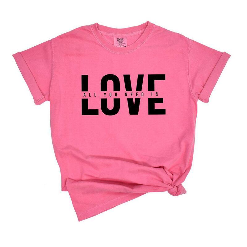 Simply Sage Market レディース トップス ティーシャツ Simply Sage Market Love Is All You Need Split Garment Dyed Tees Crunchberry トップス-Tシャツ・カットソー
