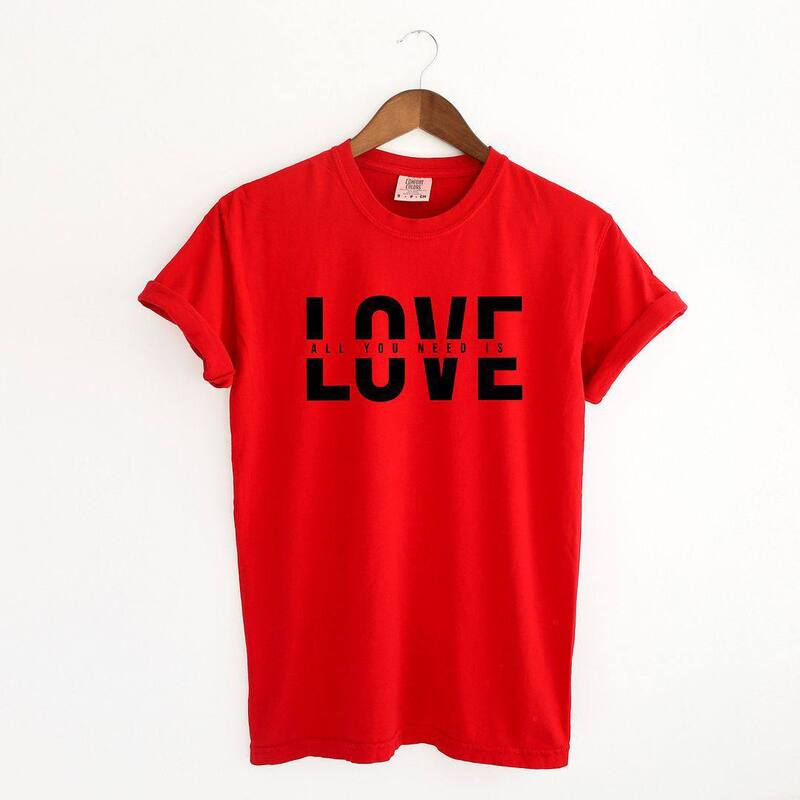 Simply Sage Market レディース トップス ティーシャツ Simply Sage Market Love Is All You Need Split Garment Dyed Tees Red 赤いこと レディースファッション-Tシャツ・カットソー