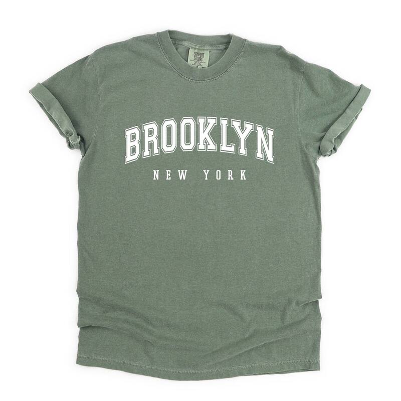 Simply Sage Market レディース トップス Tシャツ グラフィック Simply Sage Market Brooklynew York - Women's Garment Dyed Graphic T-Shirt Moss