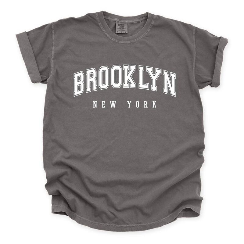 Simply Sage Market レディース トップス Tシャツ グラフィック Simply Sage Market Brooklynew York - Women's Garment Dyed Graphic T-Shirt Pepper