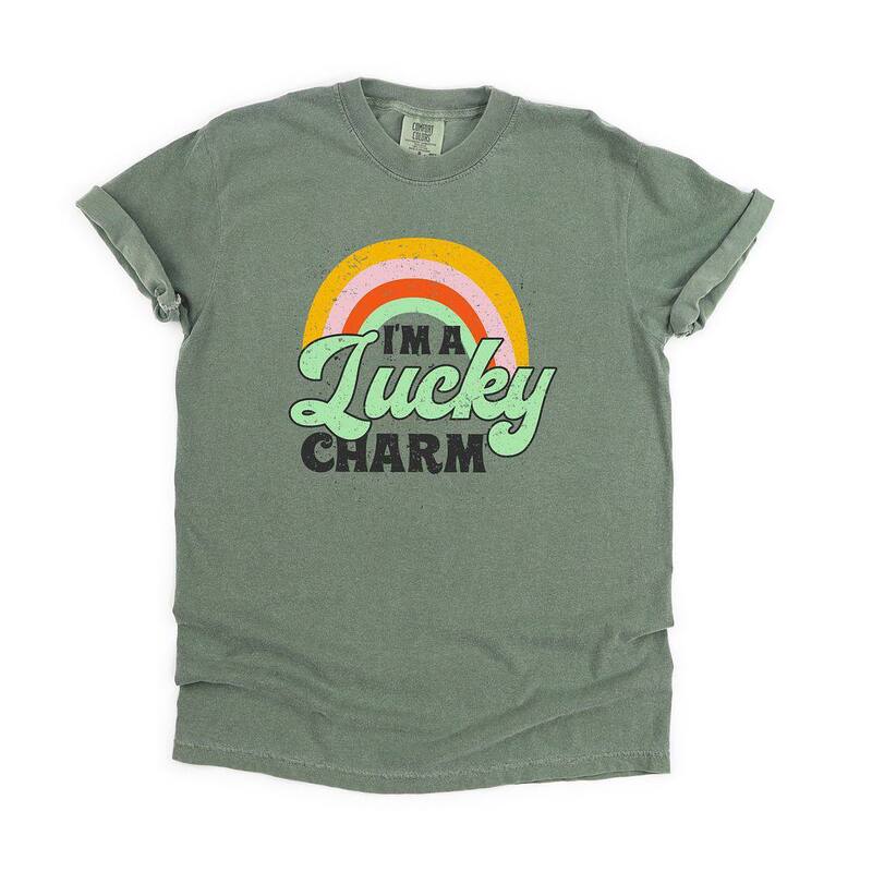 Simply Sage Market レディース トップス ティーシャツ Simply Sage Market I\u0027m A Lucky Charm Garment Dyed Tees Moss トップス-レディースファッション