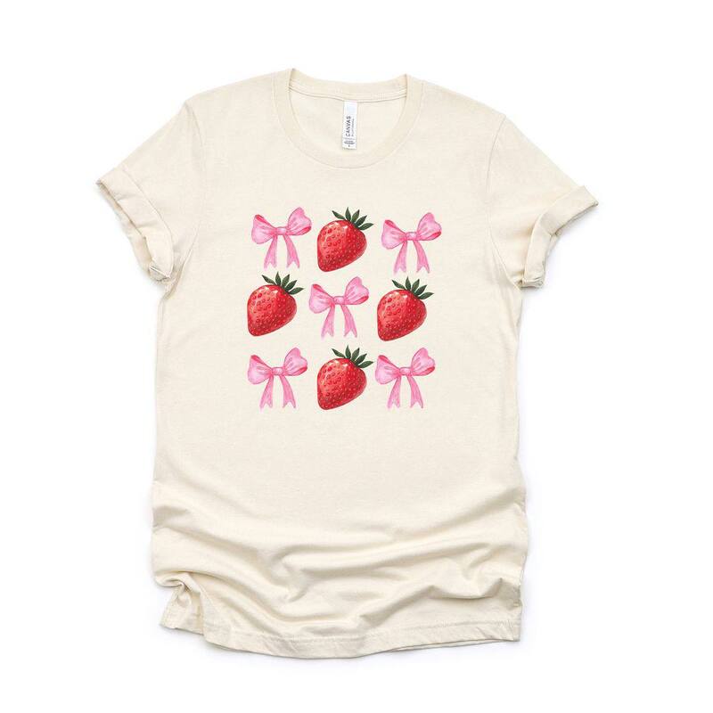 Simply Sage Market レディース トップス Tシャツ グラフィック Simply Sage Market Strawberry Coquette Bow Chart Short Sleeve Graphic Tee Cream クリーム