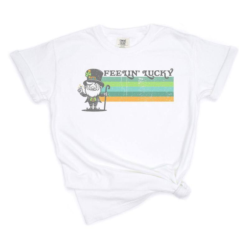Simply Sage Market レディース トップス ティーシャツ Simply Sage Market Feelin\u0027 Lucky Leprechaun Garment Dyed Tees White 白いこと Tシャツ・カットソー-レディースファッション