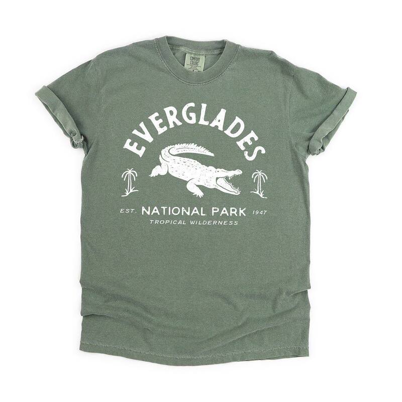 Simply Sage Market レディース トップス ティーシャツ ヴィンテージ Simply Sage Market Vintageverglades National Park Garment Dyed Tee Moss サルヴィア Tシャツ・カットソー-レディースファッション-トップス