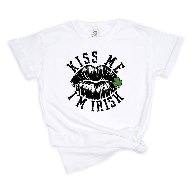 Simply Sage Market レディース トップス ティーシャツ Simply Sage Market Kiss Me Irish Lips Garment Dyed Tees White 白いこと レディースファッション-トップス