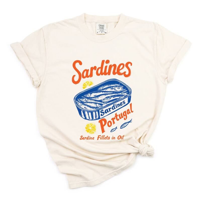 Simply Sage Market レディース トップス Tシャツ グラフィック Simply Sage Market Sardines Portugal - Women's Garment Dyed Graphic T-Shirt Ivory アイボリー｜ReVida 店