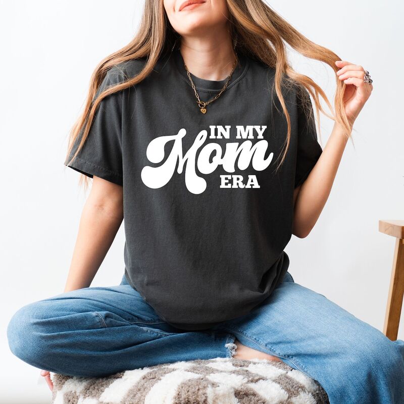 Simply Sage Market レディース トップス ティーシャツ Simply Sage Market In My Mom Era Garment Dyed Tee Pepper サルヴィア レディースファッション-Tシャツ・カットソー-トップス