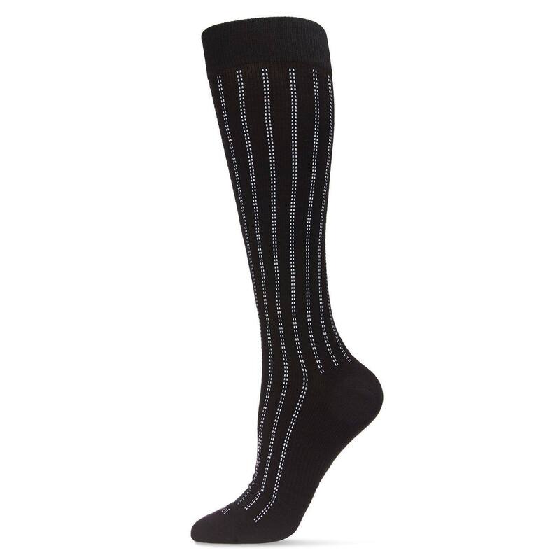 メモイ レディース アンダーお召しもの ソックス 綿織物 MeMoi Women\u0027s Highway Stripe Cotton Blend 15-20mmHgraduated Compression Socks Dark Gray Heather 薄墨色