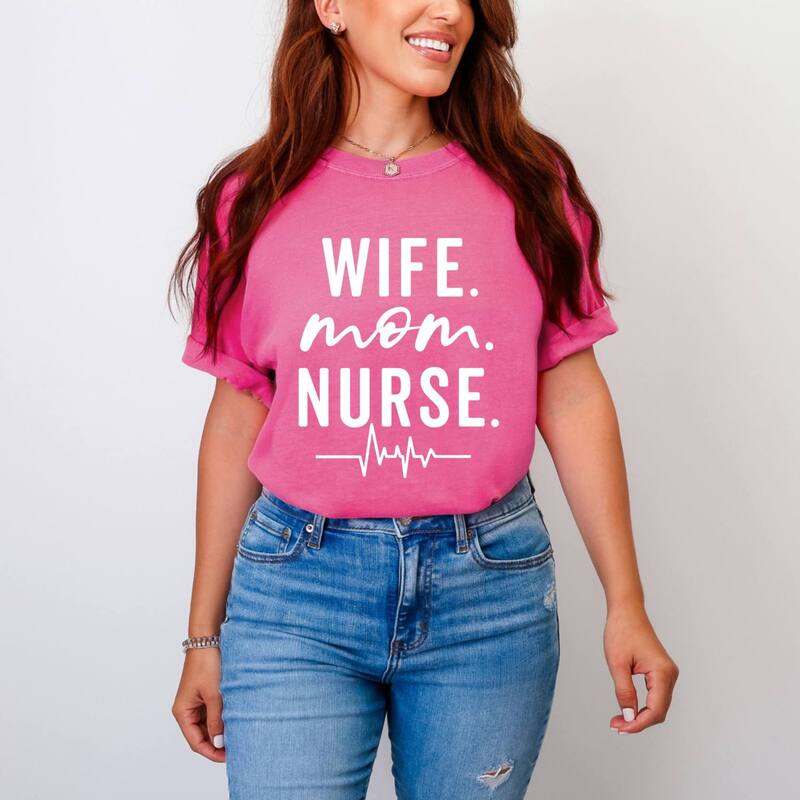 Simply Sage Market レディース トップス Tシャツ グラフィック Simply Sage Market Wife. Mom. Nurse - Women's Garment Dyed Graphic T-Shirt Crunchberry|ReVida 店