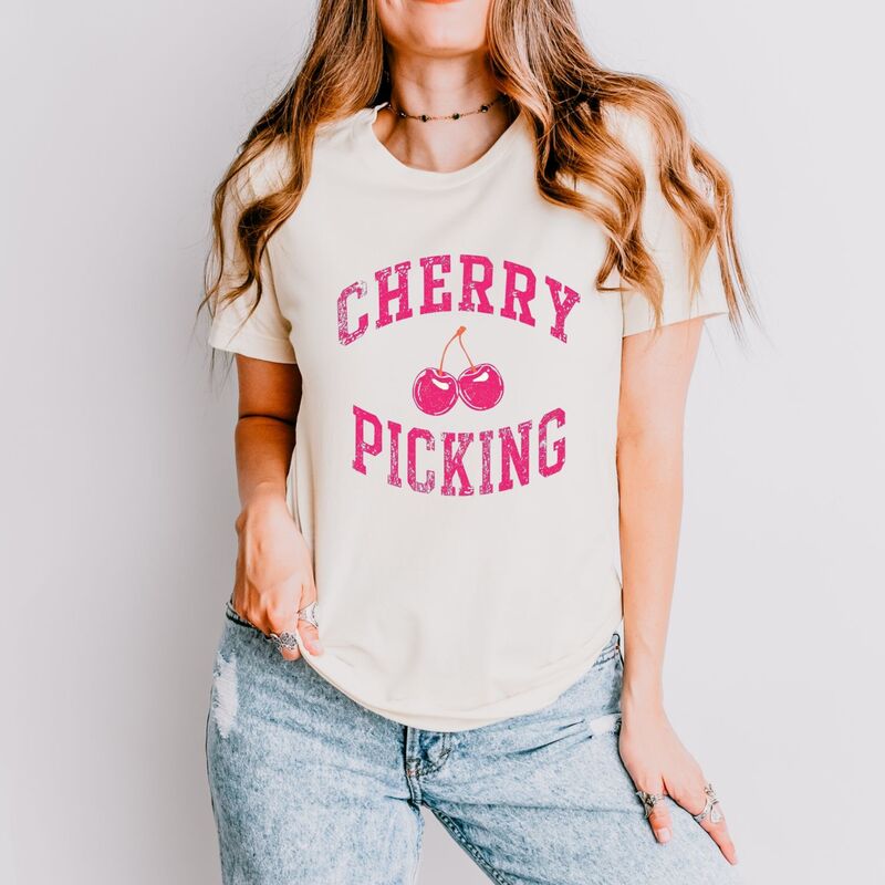 Simply Sage Market レディース トップス Tシャツ グラフィック Simply Sage Market Cherry Picking Varsity Arched - Women'short Sleeve Graphic T-Shirt Cream クリーム