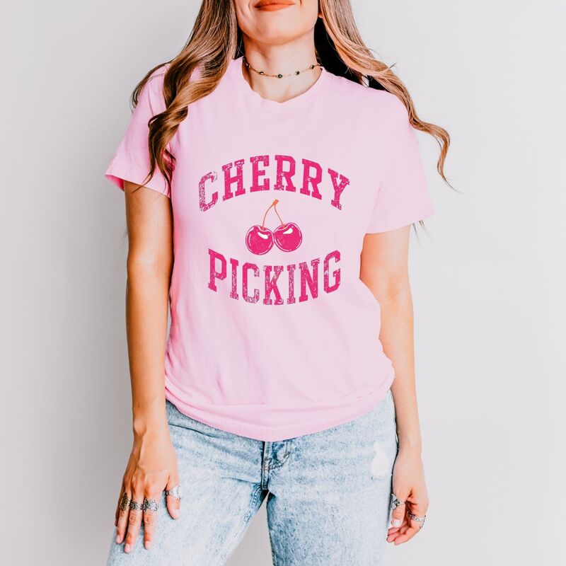 Simply Sage Market レディース トップス Tシャツ グラフィック Simply Sage Market Cherry Picking Varsity Arched - Women'short Sleeve Graphic T-Shirt Pink ピンク