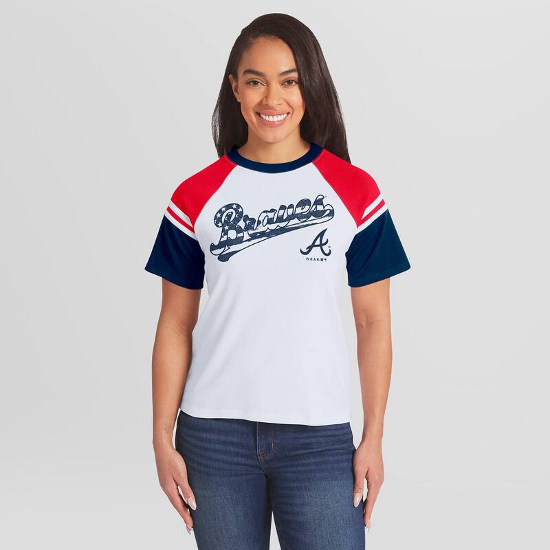 ウェア バイ エリン アンドルーズ レディース トップス Tシャツ Women's WEAR by Erin Andrews White Atlanta Bravestriped Raglan T-Shirt Brv White ホワイト
