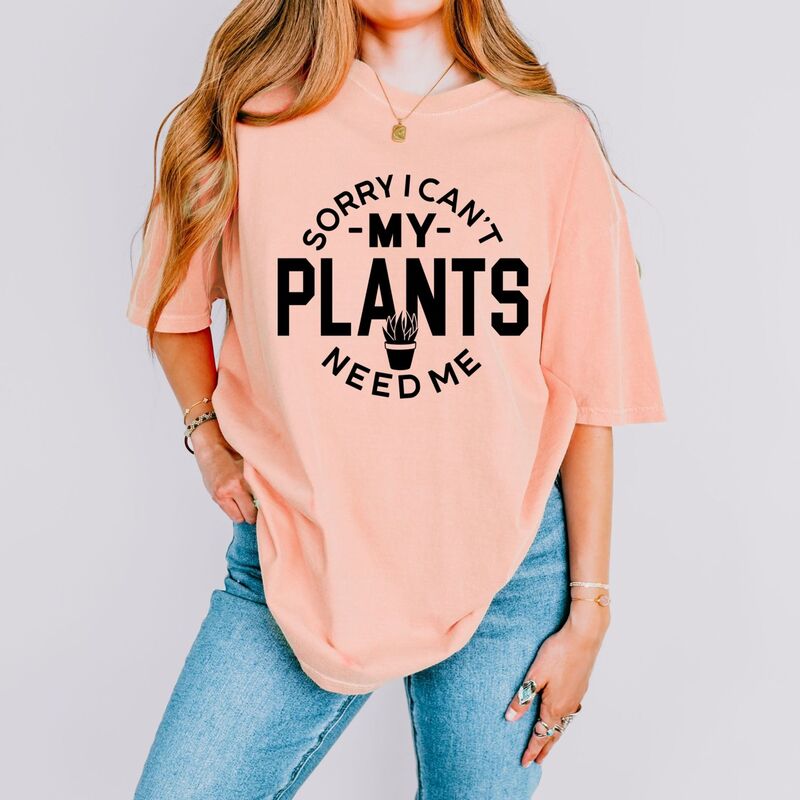 Simply Sage Market レディース トップス ティーシャツ グラフィック Simply Sage Market My Plants Need Me - Women\u0027s Garment Dyed Graphic T-Shirt Peachy トップス-Tシャツ・カットソー