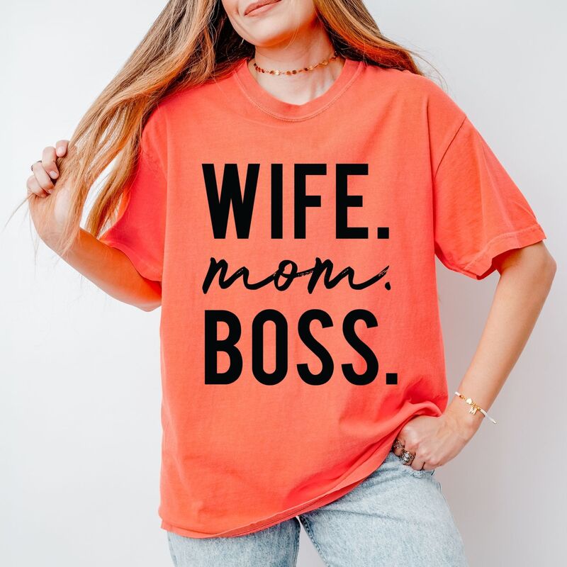 Simply Sage Market レディース トップス ティーシャツ グラフィック Simply Sage Market Wife Mom Boss Block - Women\u0027s Garment Dyed Graphic T-Shirt Bright Salmon 年魚 レディースファッション-トップス-Tシャツ・カットソー