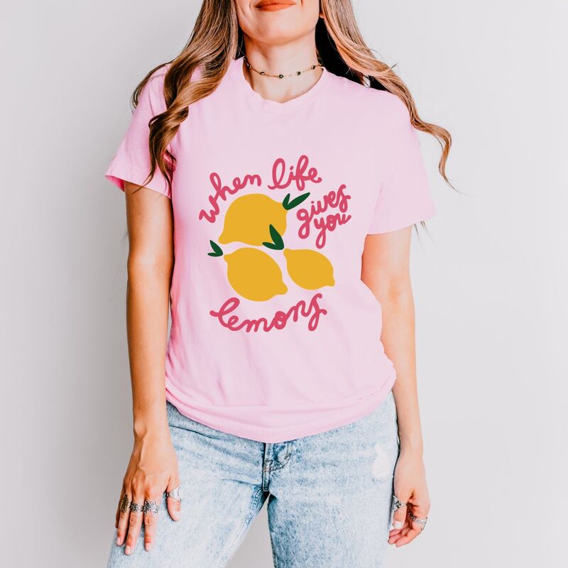 Simply Sage Market レディース トップス Tシャツ グラフィック Simply Sage Market When Life Gives You Lemons Cursive - Women'short Sleeve Graphic T-Shirt Pink ピンク