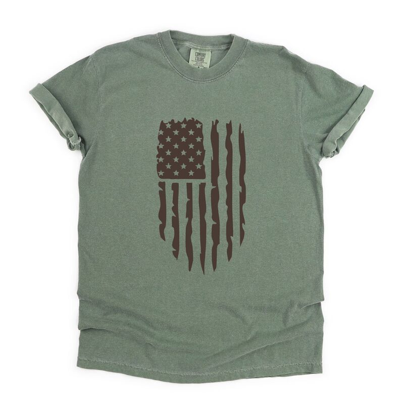 Simply Sage Market レディース トップス Tシャツ グラフィック Simply Sage Market American Flag Distressed - Women's Garment Dyed Graphic T-Shirt Moss｜ReVida 店