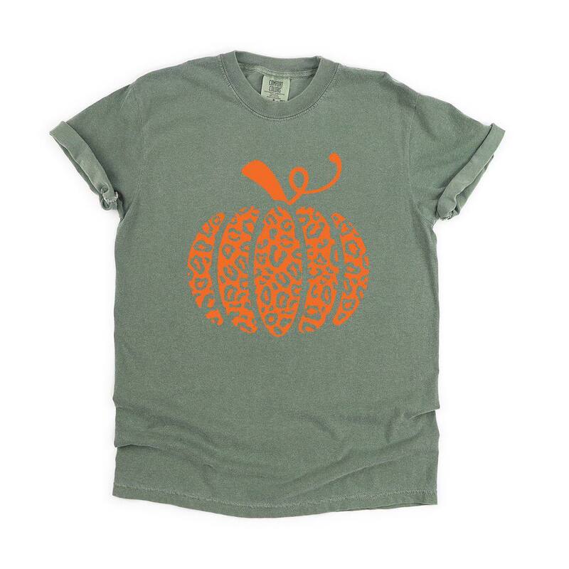 Simply Sage Market レディース トップス Tシャツ Simply Sage Market Orange Leopard Pumpkin Garment Dyed Tees Moss オレンジ