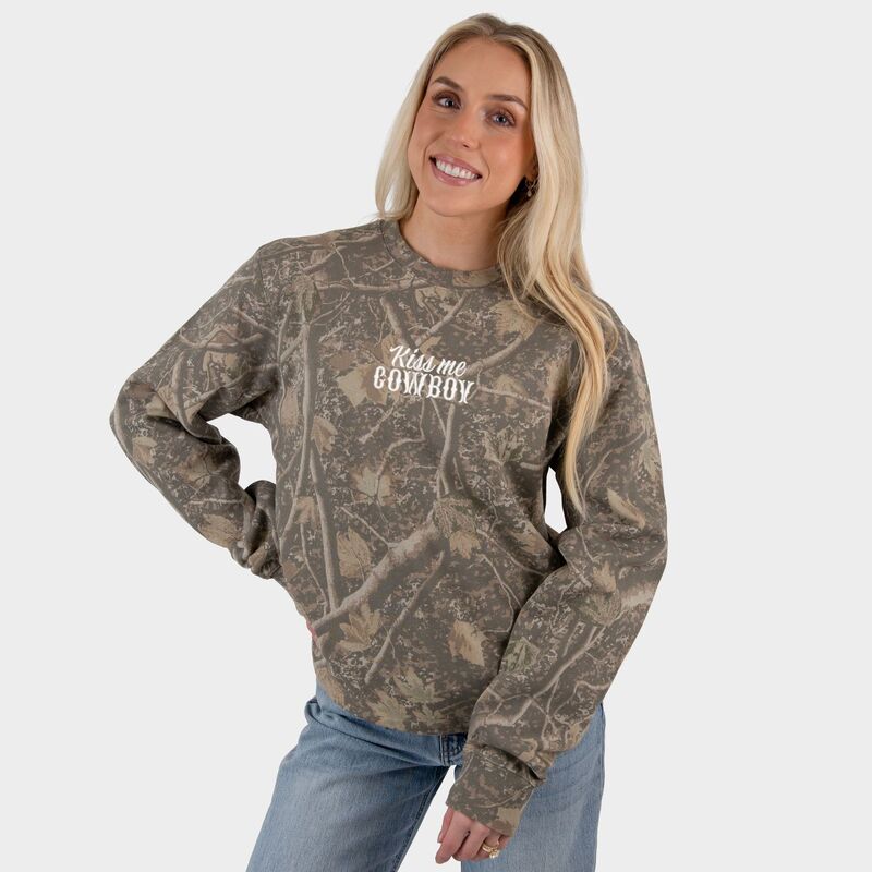 Simply Sage Market レディース トップス Tシャツ スウェット 刺繍 Simply Sage Market Embroidered Kiss Me Cowboy - Women Camo Sweatshirt Camo