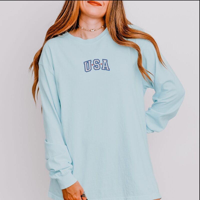 Simply Sage Market レディース トップス Tシャツ 刺繍 グラフィック Simply Sage Market Embroidered USA Outline - Women's Garment Dyed Long Sleeve Graphic T-Shirt Chambray｜ReVida 店