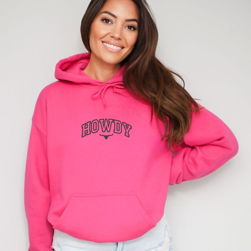 Simply Sage Market レディース トップス プルオーバー 刺しゅう パーカー グラフィック Simply Sage Market Embroidered Howdy Bull Varsity - Women\u0027s Graphic Hoodie Raspberry