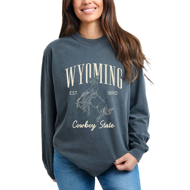 Simply Sage Market レディース トップス ティーシャツ グラフィック Simply Sage Market Wyoming Cowboy State - Women\u0027s Garment Dyed Long Sleeve Graphic T-Shirt Pepper レディースファッション-Tシャツ・カットソー