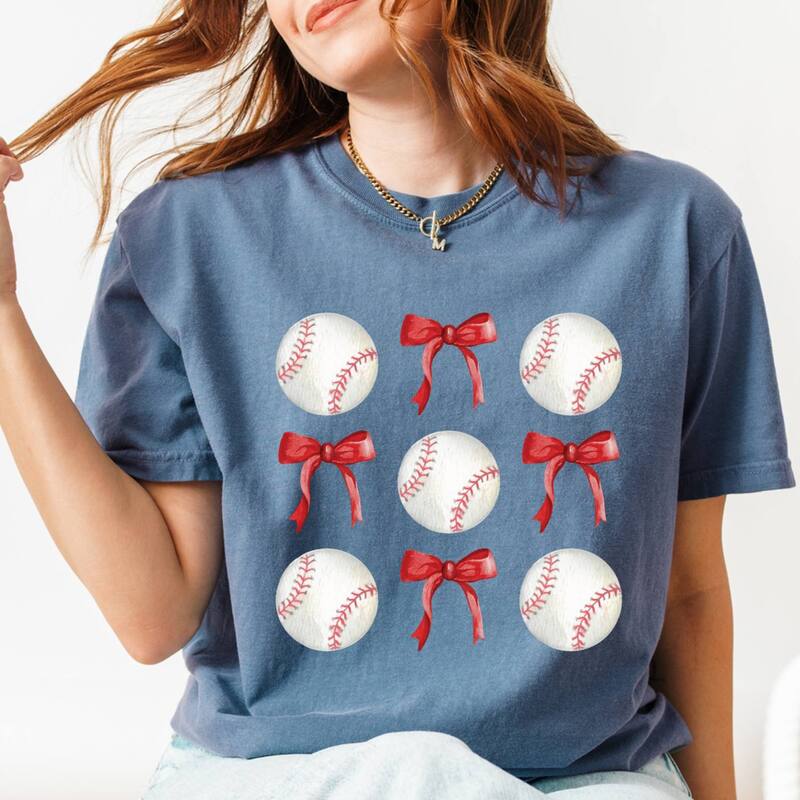 Simply Sage Market レディース トップス ティーシャツ グラフィック Simply Sage Market Baseballs and Red Bows Watercolor - Women\u0027s Garment Dyed Graphic T-Shirt Blue Jean 青色 Tシャツ・カットソー-トップス-レディースファッション