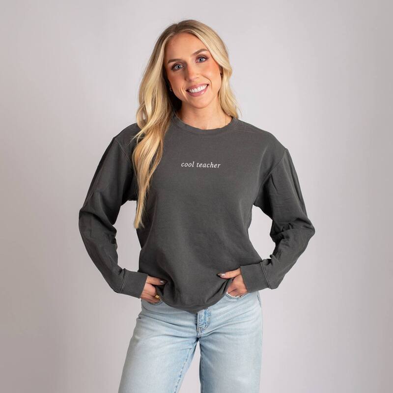 Simply Sage Market レディース トップス プルオーバー 刺しゅう グラフィック Simply Sage Market Embroidered Cool Teacher - Women\u0027s Garment Dyed Long Sleeve Graphic T-Shirt Pepper