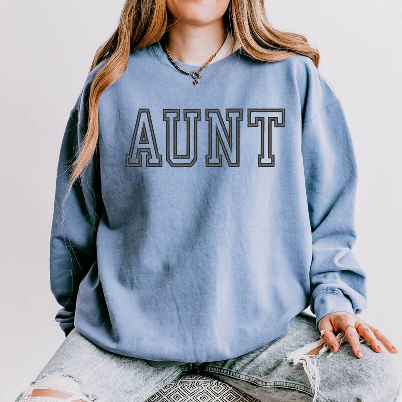 Simply Sage Market レディース トップス プルオーバー 汗水 刺しゅう Simply Sage Market Embroidered Aunt Outline Lightweight Garment Dyed Sweatshirt Blue Jean 青色