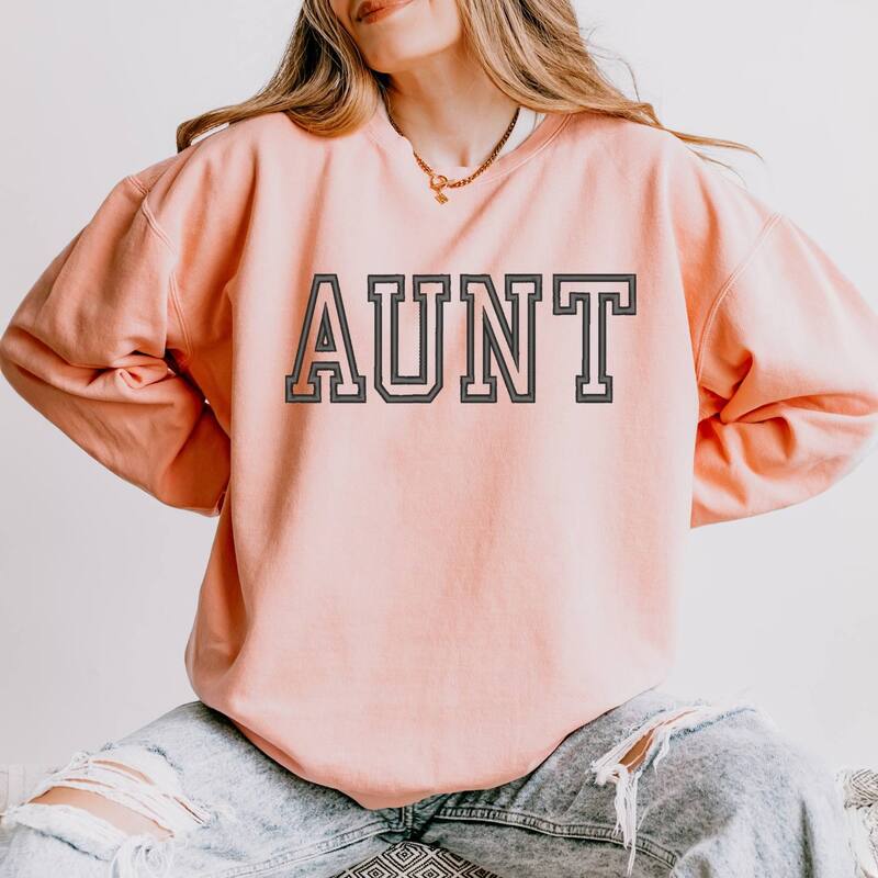 Simply Sage Market レディース トップス プルオーバー 流汗 刺しゅう Simply Sage Market Embroidered Aunt Outline Lightweight Garment Dyed Sweatshirt Peachy サルヴィア