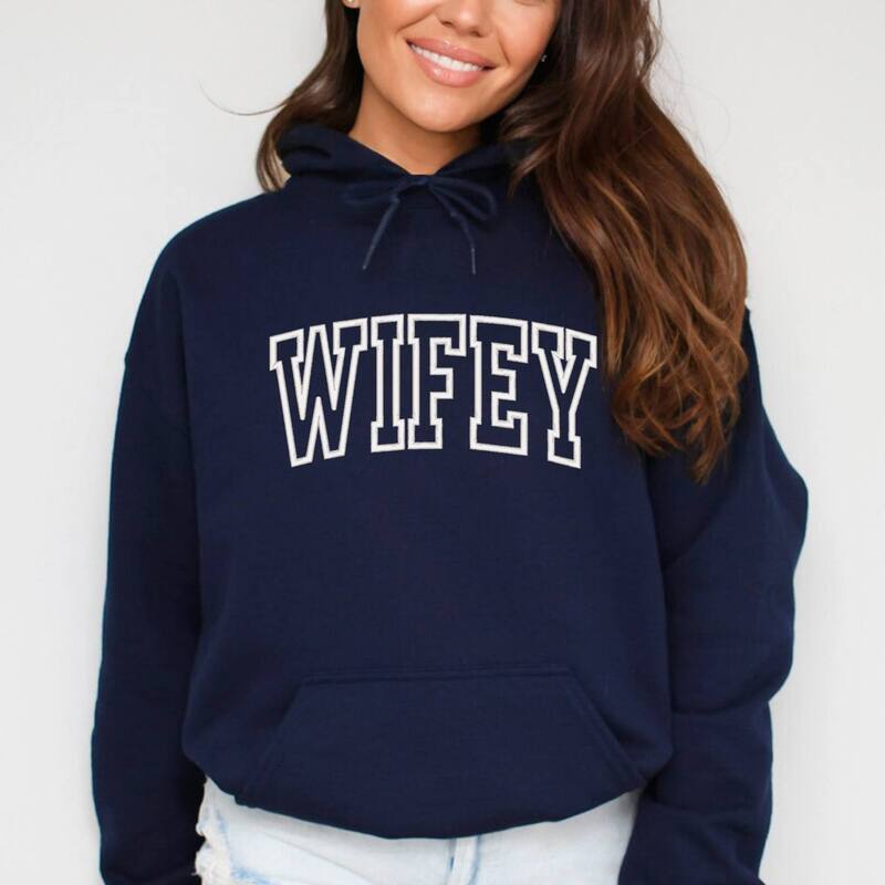 Simply Sage Market レディース トップス プルオーバー 刺しゅう パーカー グラフィック Simply Sage Market Embroidered Wifey Arched Varsity - Women\u0027s Graphic Hoodie True Navy 米国海軍