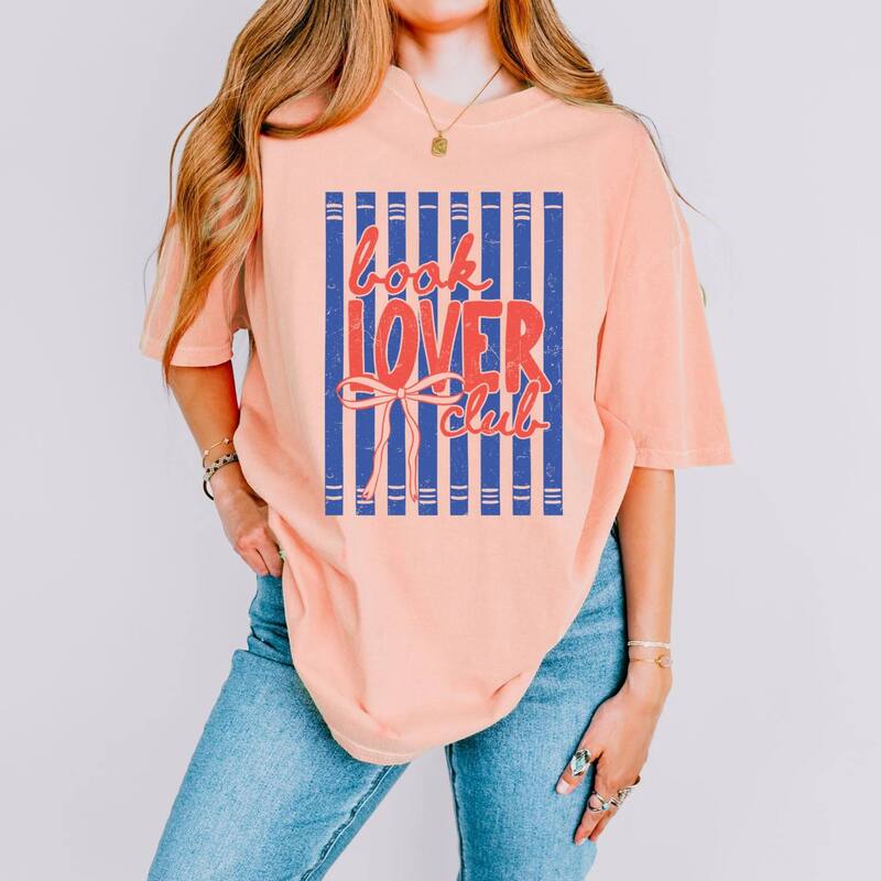 Simply Sage Market レディース トップス ティーシャツ グラフィック Simply Sage Market Book Lover Club Stripes - Women\u0027s Garment Dyed Graphic T-Shirt Peachy 縞模様 トップス-Tシャツ・カットソー