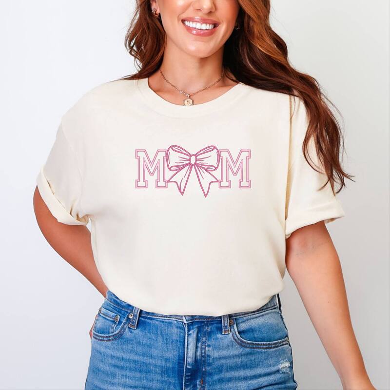 Simply Sage Market レディース トップス ティーシャツ グラフィック Simply Sage Market Coquette Bow Mom - Women\u0027s Garment Dyed Graphic T-Shirt Ivory 象牙色 Tシャツ・カットソー-トップス