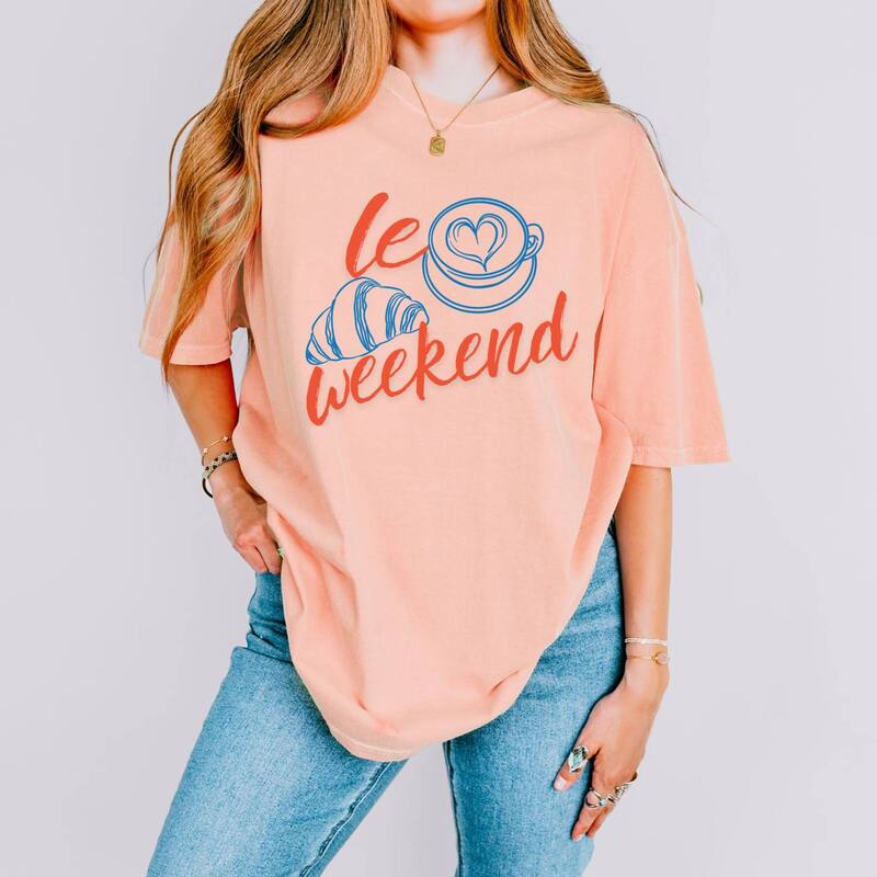 Simply Sage Market レディース トップス ティーシャツ グラフィック Simply Sage Market Le Weekend Croissant - Women\u0027s Garment Dyed Graphic T-Shirt Peachy トップス-Tシャツ・カットソー