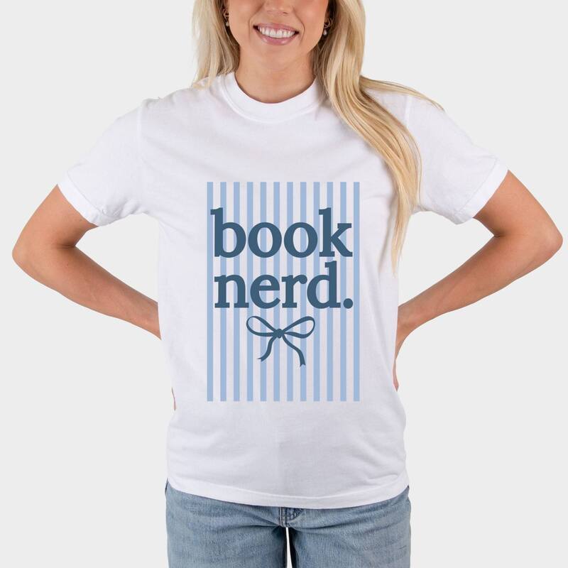 Simply Sage Market レディース トップス ティーシャツ グラフィック Simply Sage Market Blue Book Nerd Stripes - Women\u0027s Garment Dyed Graphic T-Shirt White 白いこと トップス-レディースファッション