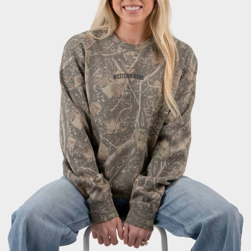 Simply Sage Market レディース トップス Tシャツ スウェット 刺繍 Simply Sage Market Embroidered Western Babe - Woman Heavyweight Camo Sweatshirt Camo